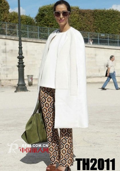 斗篷大衣怎么搭配好看  欧美街拍来示范