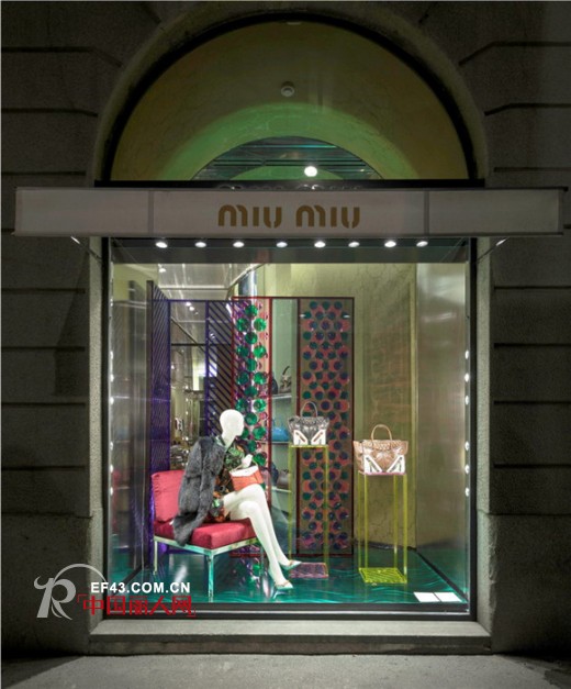 圣诞节怎么装扮橱窗才吸引人 学习Miu Miu 2013圣诞橱窗设计