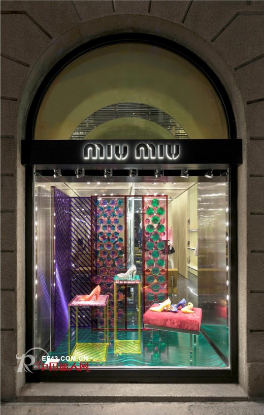 圣诞节怎么装扮橱窗才吸引人 学习Miu Miu 2013圣诞橱窗设计