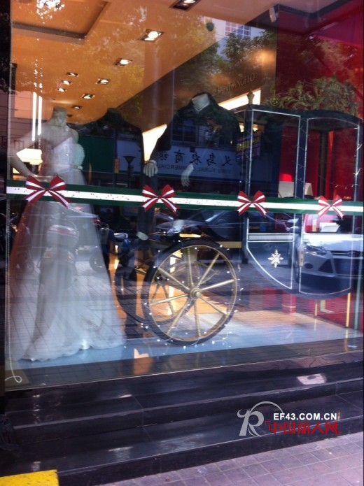 圣诞节橱窗该怎么装扮 男装橱窗装扮