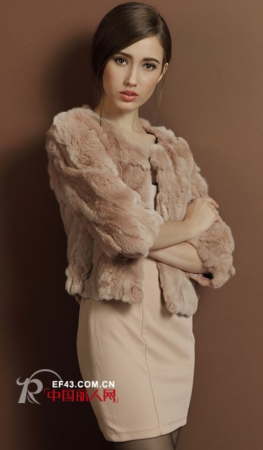 短款皮草怎么搭配 粉色短款皮草搭配