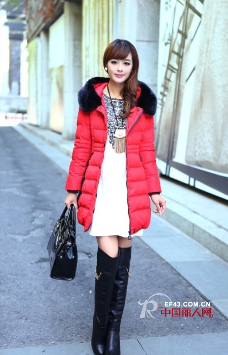 长款羽绒服红色的好看吗 长款羽绒服内搭该怎么穿