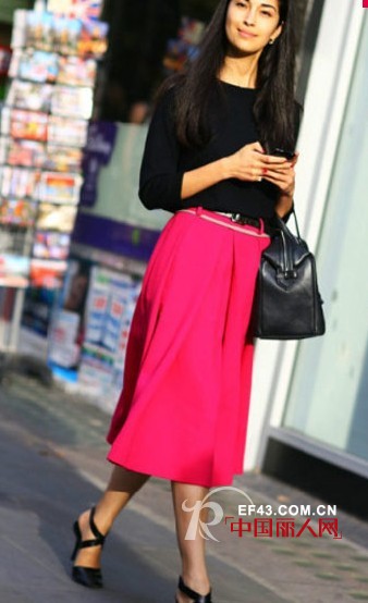 桃红色服装搭配 街拍美女支招桃红色搭配