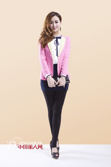 粉色外套配什么颜色的打底衫