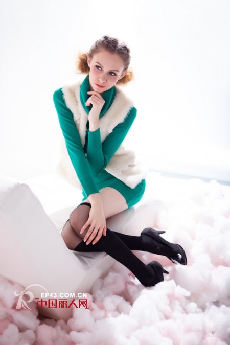 时尚女冬装搭配 经典色彩黑白绿百搭