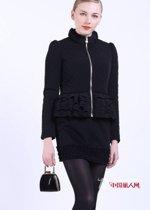 黑色中长款外套怎么穿显成熟优雅