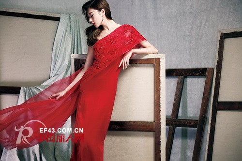 什么款式的礼服最显女性的优雅气质