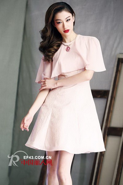 什么款式的礼服最显女性的优雅气质