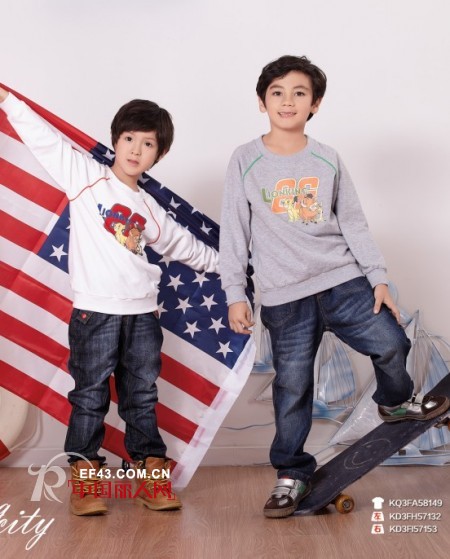 长袖T恤款式搭配 长袖T恤做打底衫怎么搭配