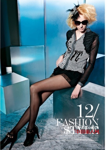 胖人穿什么显瘦 黑白条纹拼接款搭配