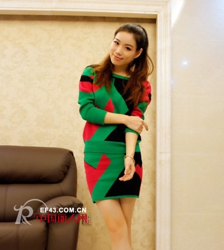 撞色针织裙穿出甜美女人味