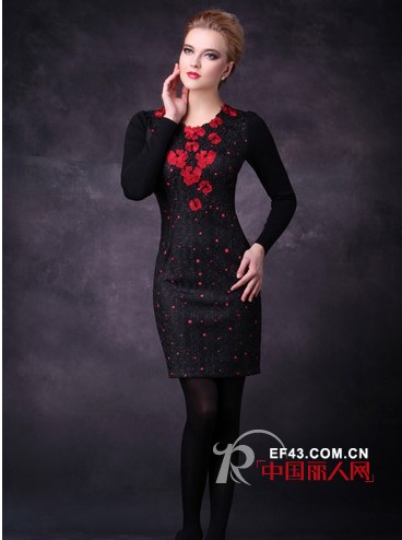 镂空针织裙搭配 性感的衣着赚来回头率