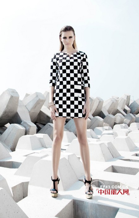 黑白方格连衣裙修身显瘦款