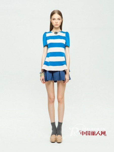 显瘦横条纹搭配 纯色系短裙可爱俏皮