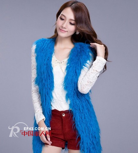 蓝紫色皮草马甲这么搭配 强化女性的温婉与雅致