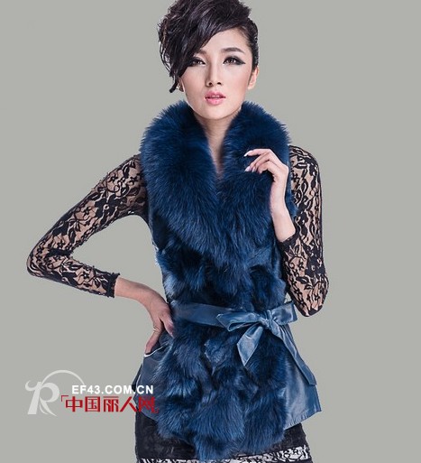 蓝紫色皮草马甲这么搭配 强化女性的温婉与雅致