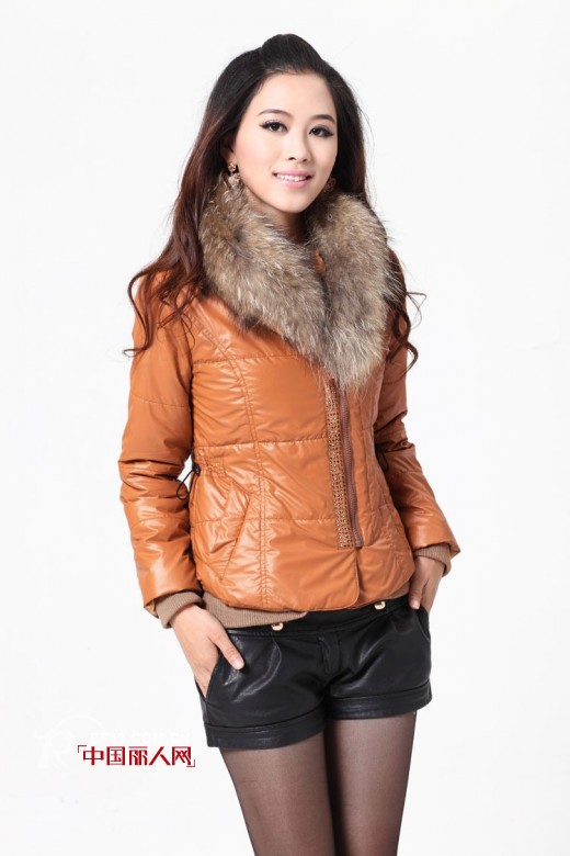 皮草细节点缀 环保时尚两不误