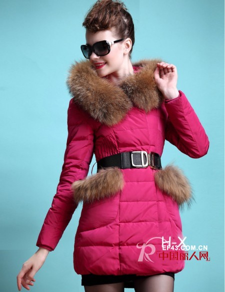 玫红色长款羽绒服修身款 毛领更时尚