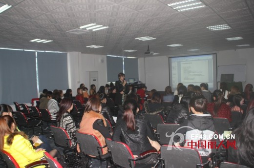 艾丽莎直营店12月举行店长培训会