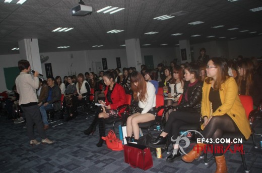 艾丽莎直营店12月举行店长培训会