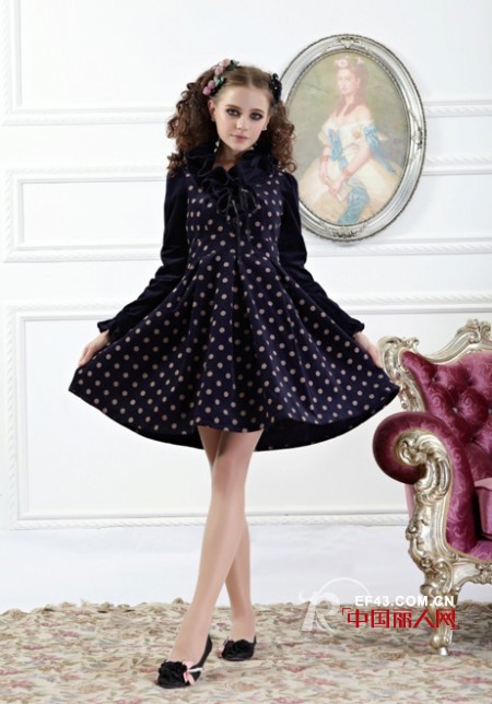 延续波点时尚 秋冬季节的美裙