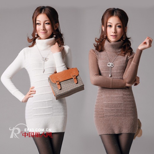 搭配方案一:高领纯色毛衣搭配银色香奈儿毛衣链