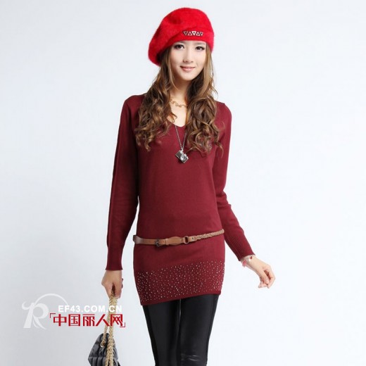 搭配方案二: 枣红色大领毛衣搭配金属配饰