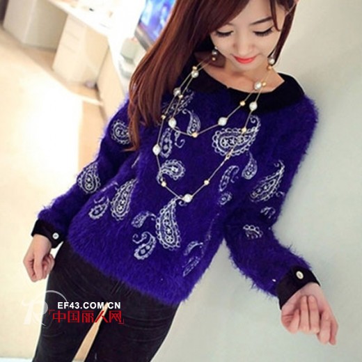 搭配方案三:紫色娃娃领棒针印花毛衣搭配珍珠毛衣链