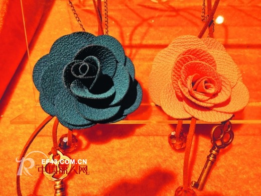 如何根据服装颜色搭配毛衣链