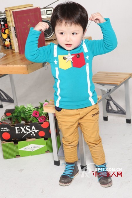 韩版童装什么款式流行 蓝色长T怎么搭配好