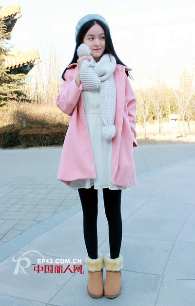粉色外套装扮 打造节日约会装