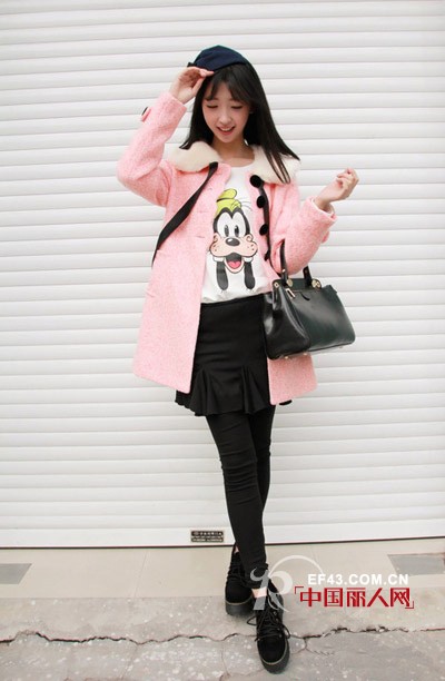 粉色外套装扮 打造节日约会装