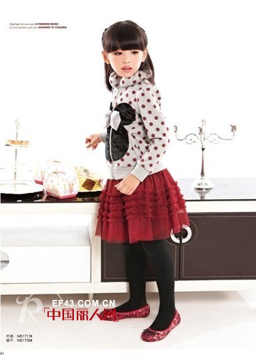 酒红色衣服怎么搭配好看 酒红色什么款式流行