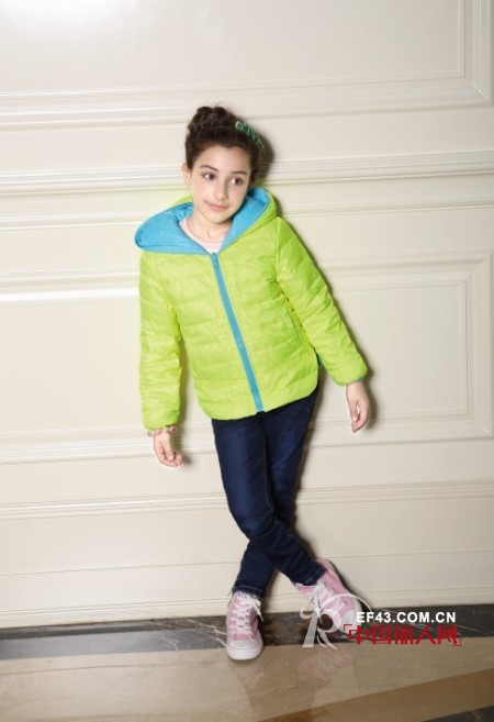 糖果色羽绒服搭配怎么搭配 亮色羽绒服什么款式好看