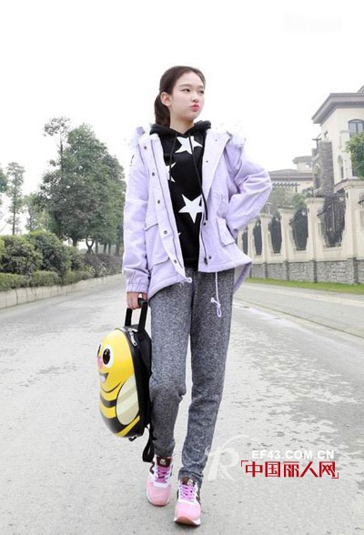 什么款式穿着比较显小 韩版休闲装减龄必备