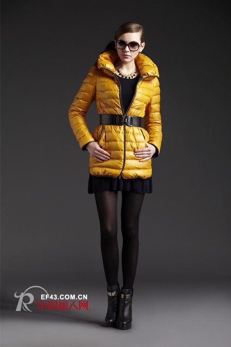玖姿暖冬系列 黄色外套的专属舞台