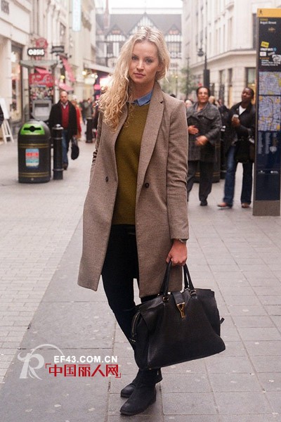 呢子大衣配什么包包好 呢子大衣皮革包搭配