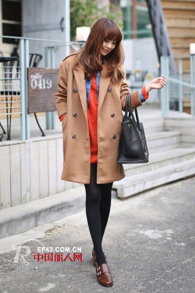 呢子大衣配什么包包好 呢子大衣皮革包搭配