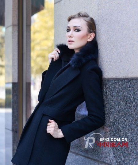 深色女款毛呢大衣适合什么肤色