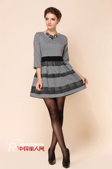 黑白小格子的连衣裙打底搭配
