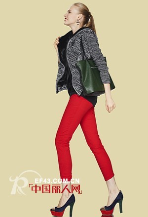 红色的裤子搭配什么颜色的上衣