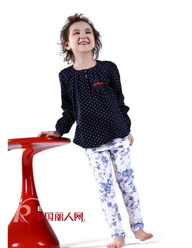 波点打底衫搭配什么外套 波点装流行吗