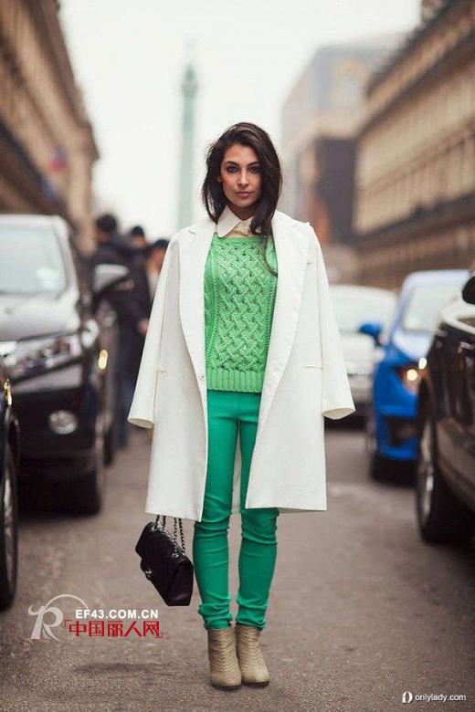 回头率飙升 亮色针织衫成冬日扮靓新宠