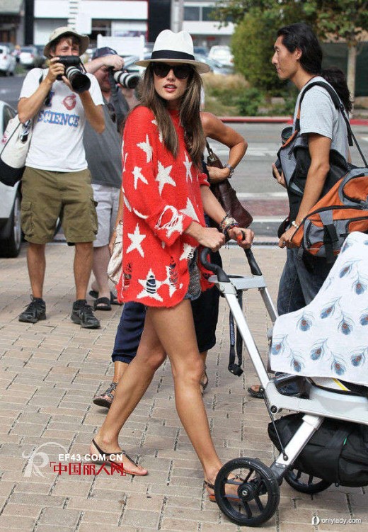 回头率飙升 亮色针织衫成冬日扮靓新宠