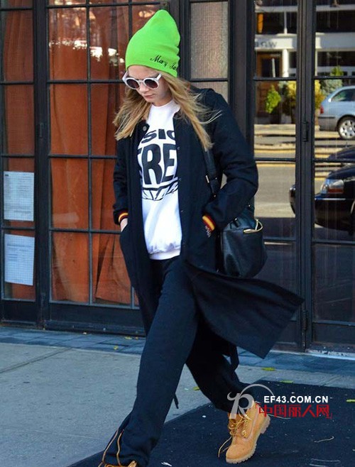 打破沉闷 亮色装点靓丽暖冬