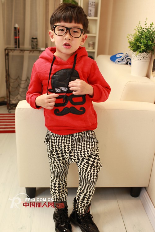 今年流行什么颜色的卫衣 红色套头卫衣款式搭配