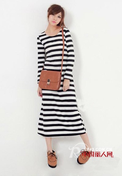 怎么装扮才能更个性呢 冬季条纹长裙款式穿出文艺范