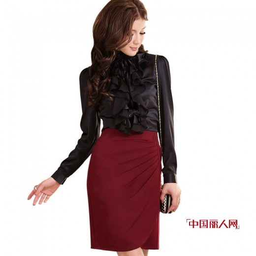 酒红的半身裙搭配黑色上衣 今季潮流搭配