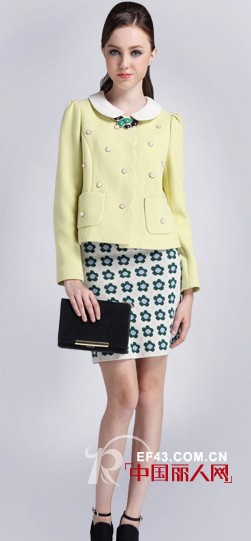 马卡龙色的娃娃领钉珠外套如何搭配