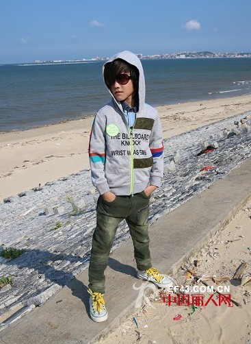 灰色休闲服怎么搭配 休闲服内搭什么款式好看